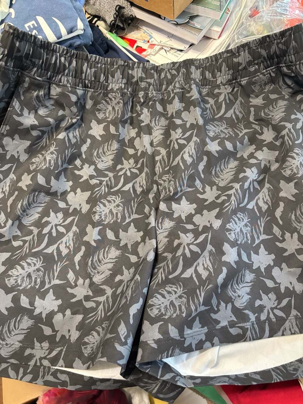 All in Motion Hybrid Shorts 6 Unlined Black Gray Leaf Print Size L